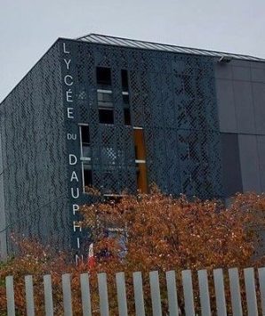 Zoom sur les façades du Lycée du Dauphiné, à Romans-sur-Isère (26100)