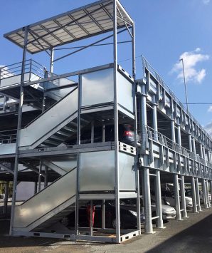 Réalisation d'un limon d'escalier et d'un garde-corps sur un parking industriel
